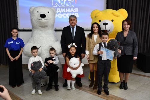 «Мой белый мишка» бәйгесендә җиңүчеләрне Зеленодольск муниципаль район башлыгы, Зеленодольск мэры Михаил Афанасьев бүләкли.