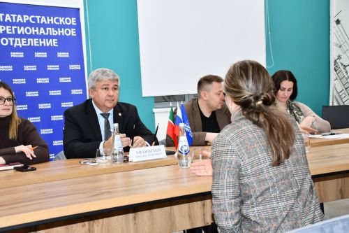 «Мой белый мишка» бәйгесендә җиңүчеләрне Зеленодольск муниципаль район башлыгы, Зеленодольск мэры Михаил Афанасьев бүләкли.
