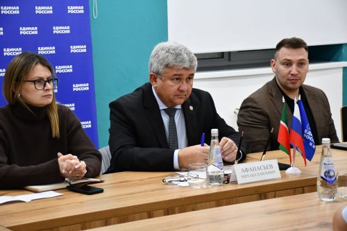 «Мой белый мишка» бәйгесендә җиңүчеләрне Зеленодольск муниципаль район башлыгы, Зеленодольск мэры Михаил Афанасьев бүләкли.