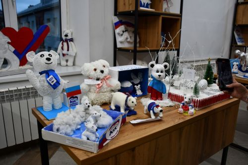 «Мой белый мишка» бәйгесендә җиңүчеләрне Зеленодольск муниципаль район башлыгы, Зеленодольск мэры Михаил Афанасьев бүләкли.