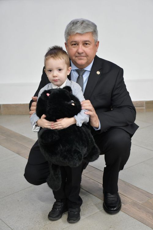 «Мой белый мишка» бәйгесендә җиңүчеләрне Зеленодольск муниципаль район башлыгы, Зеленодольск мэры Михаил Афанасьев бүләкли.