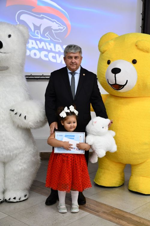 «Мой белый мишка» бәйгесендә җиңүчеләрне Зеленодольск муниципаль район башлыгы, Зеленодольск мэры Михаил Афанасьев бүләкли.