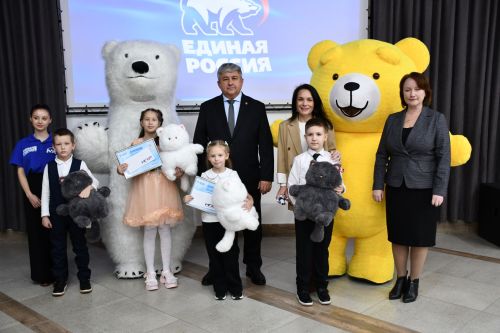 «Мой белый мишка» бәйгесендә җиңүчеләрне Зеленодольск муниципаль район башлыгы, Зеленодольск мэры Михаил Афанасьев бүләкли.