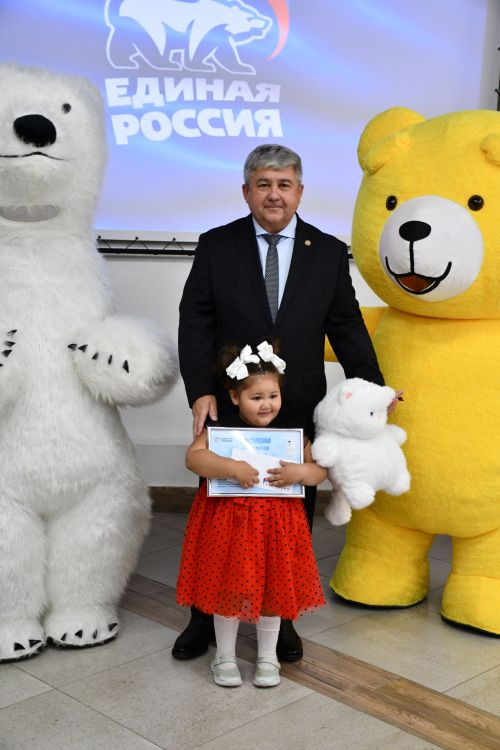 «Мой белый мишка» бәйгесендә җиңүчеләрне Зеленодольск муниципаль район башлыгы, Зеленодольск мэры Михаил Афанасьев бүләкли.