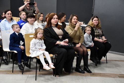 «Мой белый мишка» бәйгесендә җиңүчеләрне Зеленодольск муниципаль район башлыгы, Зеленодольск мэры Михаил Афанасьев бүләкли.