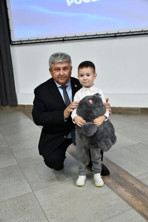 «Мой белый мишка» бәйгесендә җиңүчеләрне Зеленодольск муниципаль район башлыгы, Зеленодольск мэры Михаил Афанасьев бүләкли.