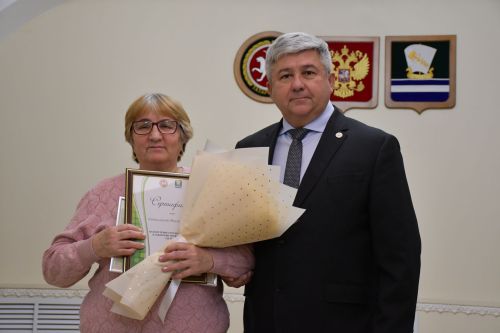 Яшел Үзәннең ЗАГС бүлегендә «Әниләр көне» уңаеннан күп балалы гаиләләрне котладылар.