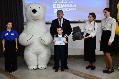 «Мой белый мишка» бәйгесендә җиңүчеләрне Зеленодольск муниципаль район башлыгы, Зеленодольск мэры Михаил Афанасьев бүләкли.