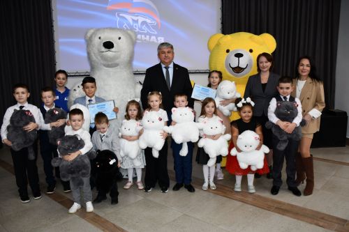 «Мой белый мишка» бәйгесендә җиңүчеләрне Зеленодольск муниципаль район башлыгы, Зеленодольск мэры Михаил Афанасьев бүләкли.