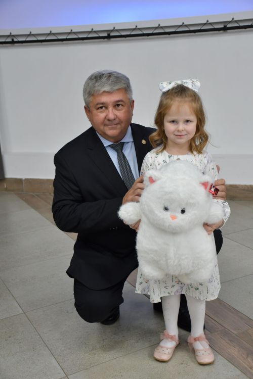 «Мой белый мишка» бәйгесендә җиңүчеләрне Зеленодольск муниципаль район башлыгы, Зеленодольск мэры Михаил Афанасьев бүләкли.