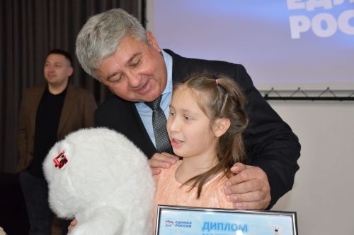 «Мой белый мишка» бәйгесендә җиңүчеләрне Зеленодольск муниципаль район башлыгы, Зеленодольск мэры Михаил Афанасьев бүләкли.