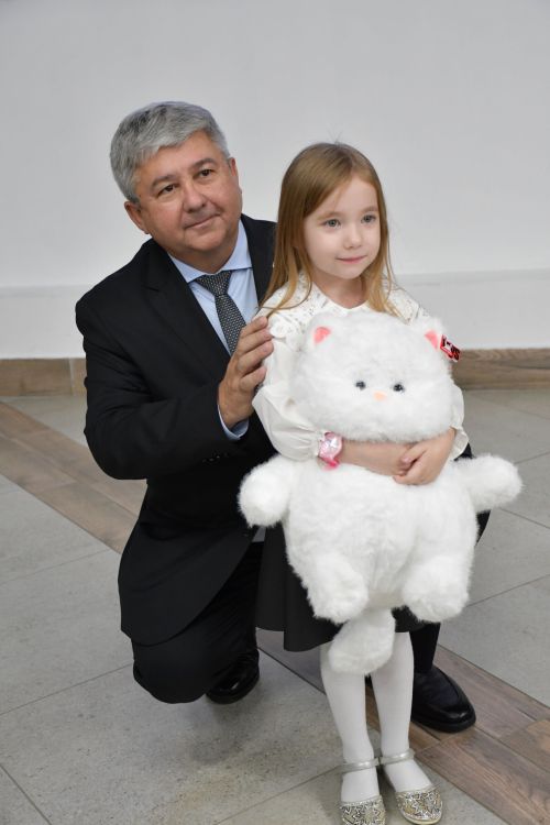 «Мой белый мишка» бәйгесендә җиңүчеләрне Зеленодольск муниципаль район башлыгы, Зеленодольск мэры Михаил Афанасьев бүләкли.