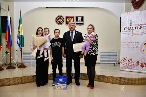 Яшел Үзәннең ЗАГС бүлегендә «Әниләр көне» уңаеннан күп балалы гаиләләрне котладылар.