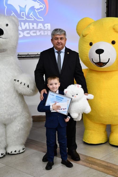 «Мой белый мишка» бәйгесендә җиңүчеләрне Зеленодольск муниципаль район башлыгы, Зеленодольск мэры Михаил Афанасьев бүләкли.