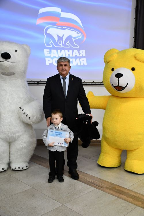 «Мой белый мишка» бәйгесендә җиңүчеләрне Зеленодольск муниципаль район башлыгы, Зеленодольск мэры Михаил Афанасьев бүләкли.