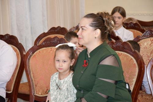 Яшел Үзәннең ЗАГС бүлегендә «Әниләр көне» уңаеннан күп балалы гаиләләрне котладылар.