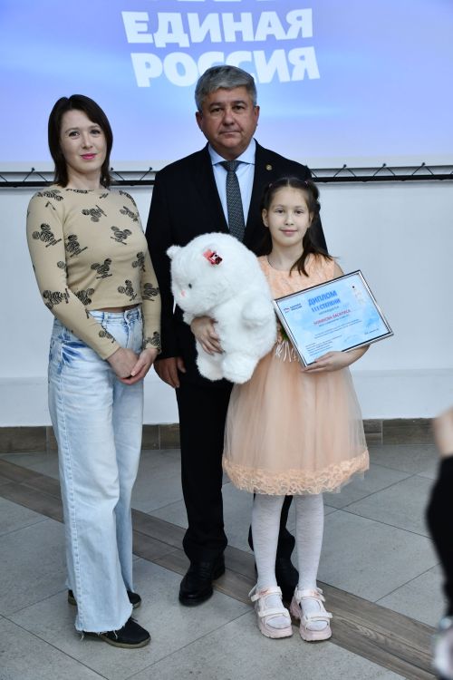 «Мой белый мишка» бәйгесендә җиңүчеләрне Зеленодольск муниципаль район башлыгы, Зеленодольск мэры Михаил Афанасьев бүләкли.