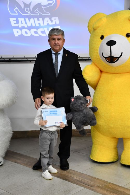 «Мой белый мишка» бәйгесендә җиңүчеләрне Зеленодольск муниципаль район башлыгы, Зеленодольск мэры Михаил Афанасьев бүләкли.