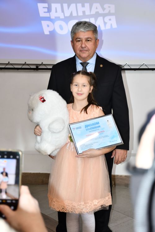 «Мой белый мишка» бәйгесендә җиңүчеләрне Зеленодольск муниципаль район башлыгы, Зеленодольск мэры Михаил Афанасьев бүләкли.