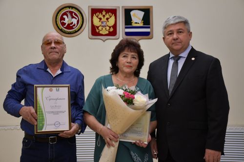 Яшел Үзәннең ЗАГС бүлегендә «Әниләр көне» уңаеннан күп балалы гаиләләрне котладылар.