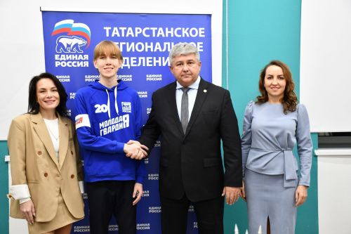 «Мой белый мишка» бәйгесендә җиңүчеләрне Зеленодольск муниципаль район башлыгы, Зеленодольск мэры Михаил Афанасьев бүләкли.