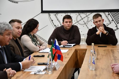 «Мой белый мишка» бәйгесендә җиңүчеләрне Зеленодольск муниципаль район башлыгы, Зеленодольск мэры Михаил Афанасьев бүләкли.