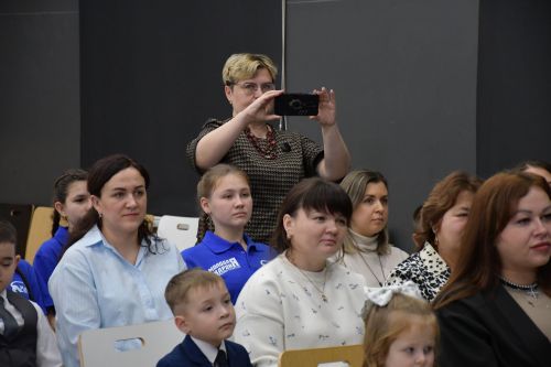 «Мой белый мишка» бәйгесендә җиңүчеләрне Зеленодольск муниципаль район башлыгы, Зеленодольск мэры Михаил Афанасьев бүләкли.