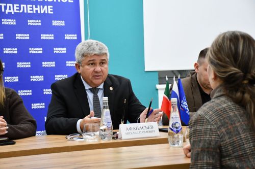 «Мой белый мишка» бәйгесендә җиңүчеләрне Зеленодольск муниципаль район башлыгы, Зеленодольск мэры Михаил Афанасьев бүләкли.