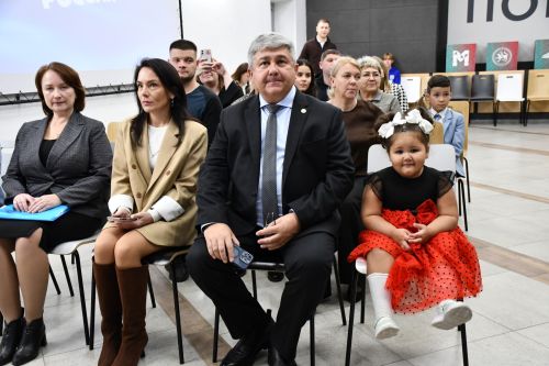 «Мой белый мишка» бәйгесендә җиңүчеләрне Зеленодольск муниципаль район башлыгы, Зеленодольск мэры Михаил Афанасьев бүләкли.