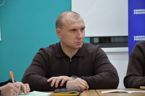 «Мой белый мишка» бәйгесендә җиңүчеләрне Зеленодольск муниципаль район башлыгы, Зеленодольск мэры Михаил Афанасьев бүләкли.