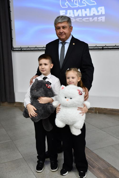 «Мой белый мишка» бәйгесендә җиңүчеләрне Зеленодольск муниципаль район башлыгы, Зеленодольск мэры Михаил Афанасьев бүләкли.