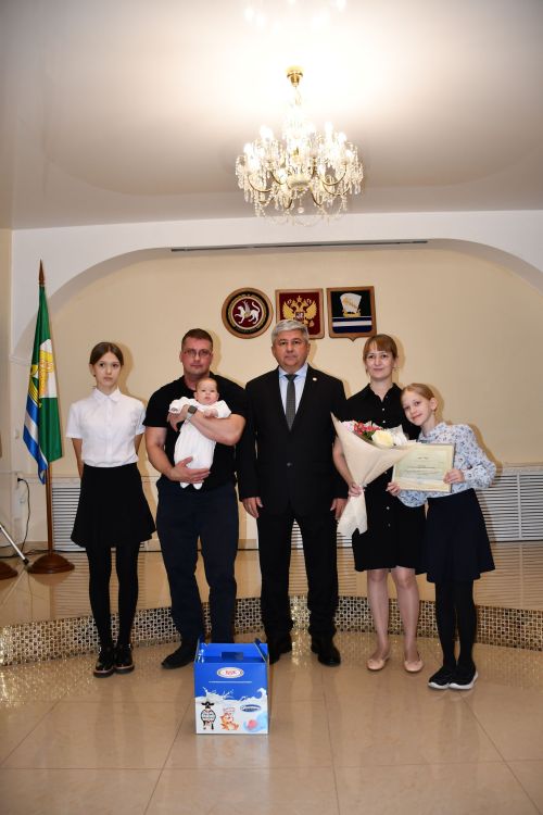 Яшел Үзәннең ЗАГС бүлегендә «Әниләр көне» уңаеннан күп балалы гаиләләрне котладылар.