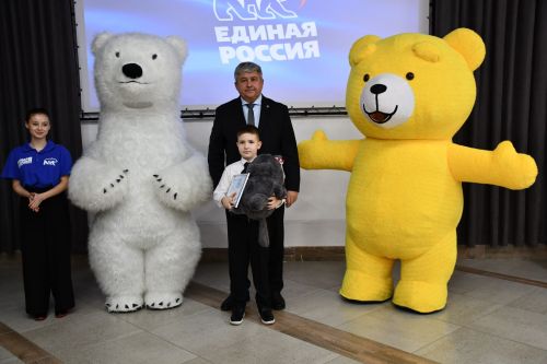 «Мой белый мишка» бәйгесендә җиңүчеләрне Зеленодольск муниципаль район башлыгы, Зеленодольск мэры Михаил Афанасьев бүләкли.