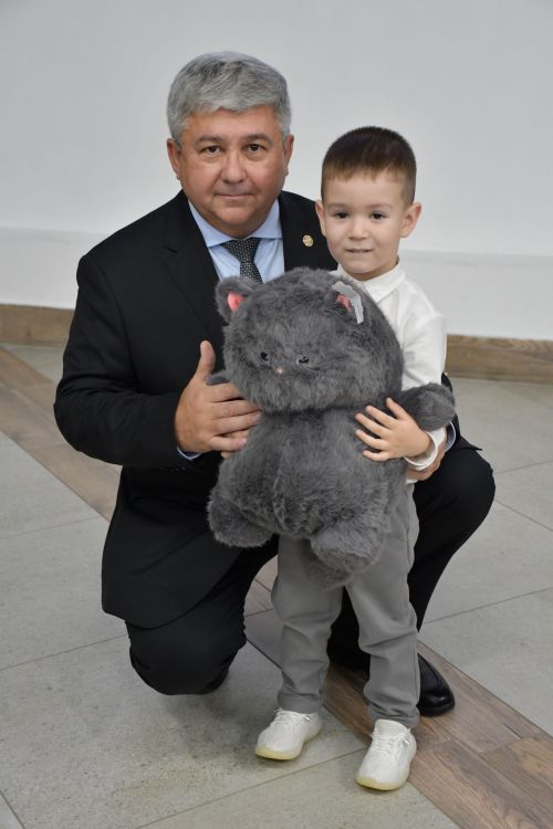«Мой белый мишка» бәйгесендә җиңүчеләрне Зеленодольск муниципаль район башлыгы, Зеленодольск мэры Михаил Афанасьев бүләкли.