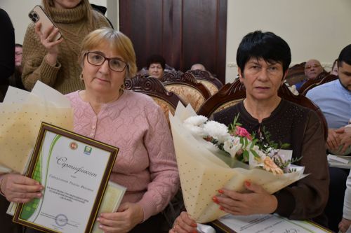 Яшел Үзәннең ЗАГС бүлегендә «Әниләр көне» уңаеннан күп балалы гаиләләрне котладылар.