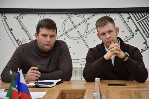 «Мой белый мишка» бәйгесендә җиңүчеләрне Зеленодольск муниципаль район башлыгы, Зеленодольск мэры Михаил Афанасьев бүләкли.