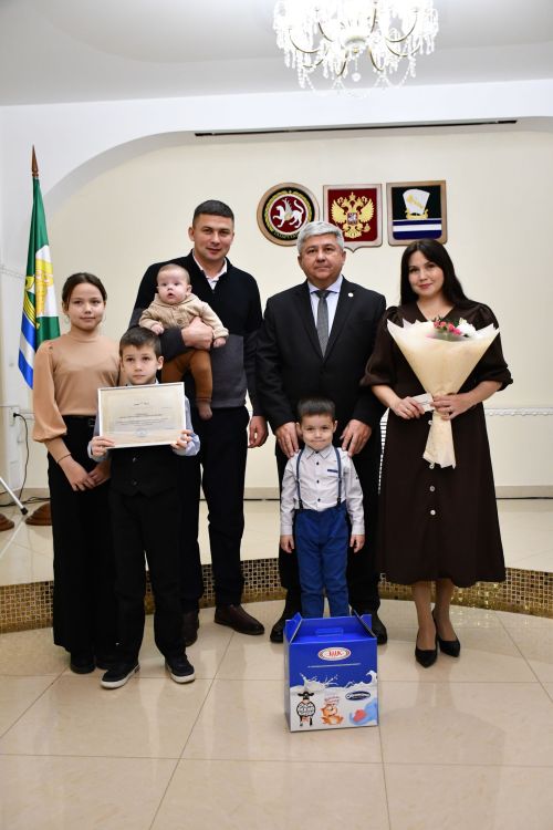 Яшел Үзәннең ЗАГС бүлегендә «Әниләр көне» уңаеннан күп балалы гаиләләрне котладылар.