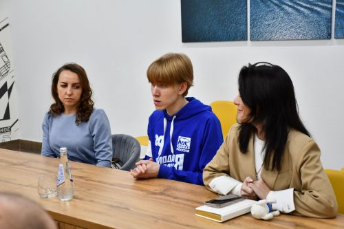 «Мой белый мишка» бәйгесендә җиңүчеләрне Зеленодольск муниципаль район башлыгы, Зеленодольск мэры Михаил Афанасьев бүләкли.