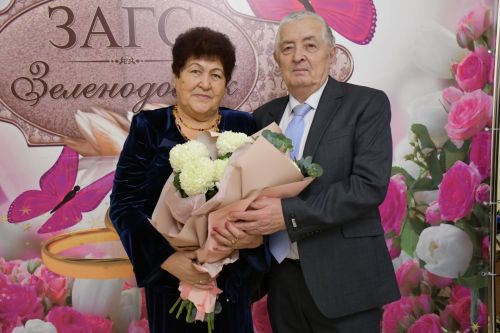 Яшел Үзәннең ЗАГС бүлегендә «Әниләр көне» уңаеннан күп балалы гаиләләрне котладылар.