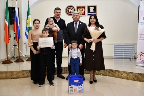 Яшел Үзәннең ЗАГС бүлегендә «Әниләр көне» уңаеннан күп балалы гаиләләрне котладылар.