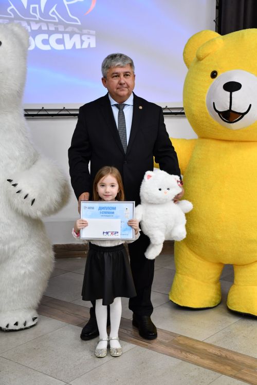 «Мой белый мишка» бәйгесендә җиңүчеләрне Зеленодольск муниципаль район башлыгы, Зеленодольск мэры Михаил Афанасьев бүләкли.