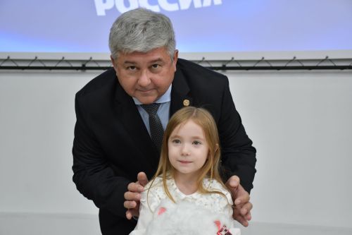 «Мой белый мишка» бәйгесендә җиңүчеләрне Зеленодольск муниципаль район башлыгы, Зеленодольск мэры Михаил Афанасьев бүләкли.