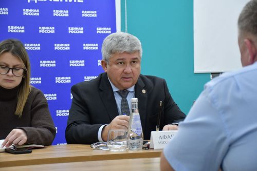 «Мой белый мишка» бәйгесендә җиңүчеләрне Зеленодольск муниципаль район башлыгы, Зеленодольск мэры Михаил Афанасьев бүләкли.