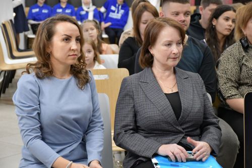 «Мой белый мишка» бәйгесендә җиңүчеләрне Зеленодольск муниципаль район башлыгы, Зеленодольск мэры Михаил Афанасьев бүләкли.