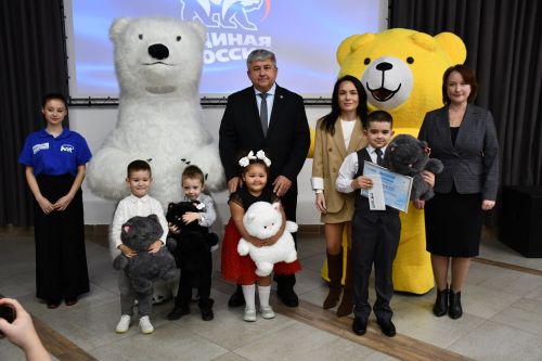 «Мой белый мишка» бәйгесендә җиңүчеләрне Зеленодольск муниципаль район башлыгы, Зеленодольск мэры Михаил Афанасьев бүләкли.