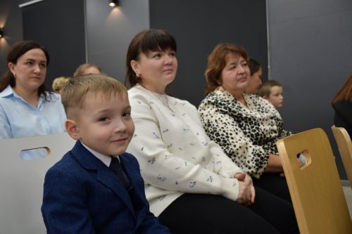 «Мой белый мишка» бәйгесендә җиңүчеләрне Зеленодольск муниципаль район башлыгы, Зеленодольск мэры Михаил Афанасьев бүләкли.