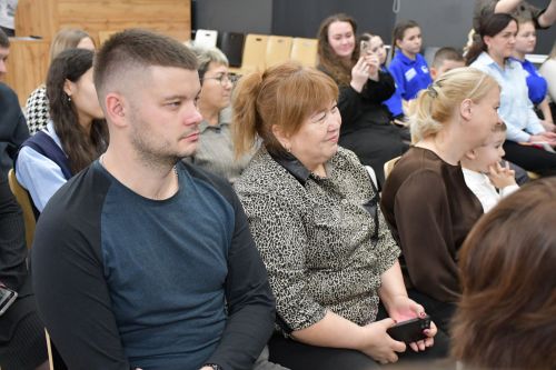 «Мой белый мишка» бәйгесендә җиңүчеләрне Зеленодольск муниципаль район башлыгы, Зеленодольск мэры Михаил Афанасьев бүләкли.