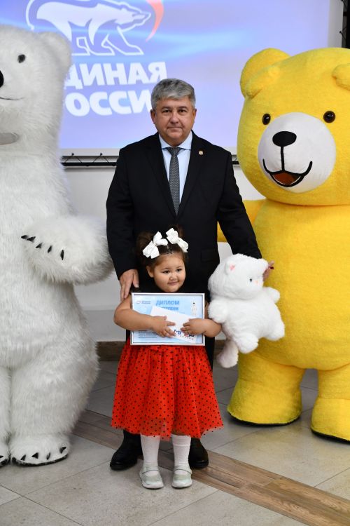 «Мой белый мишка» бәйгесендә җиңүчеләрне Зеленодольск муниципаль район башлыгы, Зеленодольск мэры Михаил Афанасьев бүләкли.