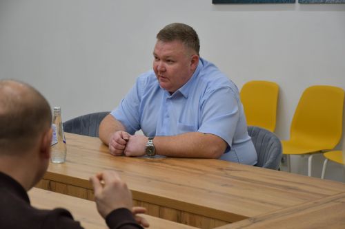 «Мой белый мишка» бәйгесендә җиңүчеләрне Зеленодольск муниципаль район башлыгы, Зеленодольск мэры Михаил Афанасьев бүләкли.