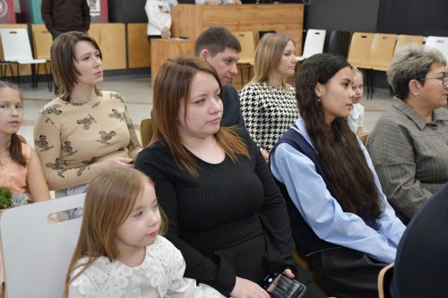«Мой белый мишка» бәйгесендә җиңүчеләрне Зеленодольск муниципаль район башлыгы, Зеленодольск мэры Михаил Афанасьев бүләкли.